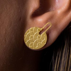 empreinte-I earring placed on ear detail