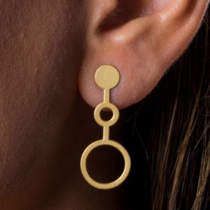 détail de la boucle d'oreille ondes or placé sur l'oreille
